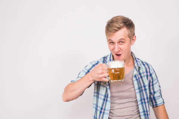 Радісний чоловік з бородою з чашкою пива на синьому фоні, алкоголь — стокове фото
