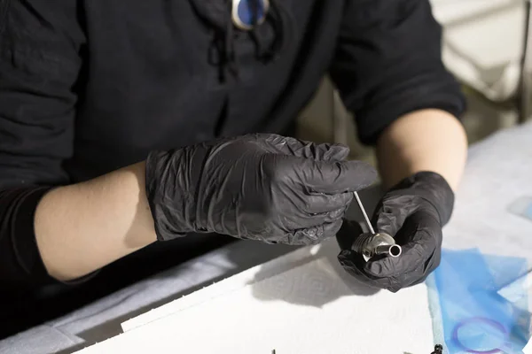 Maestro artista del tatuaje prepara herramientas para el tatuaje . —  Fotos de Stock