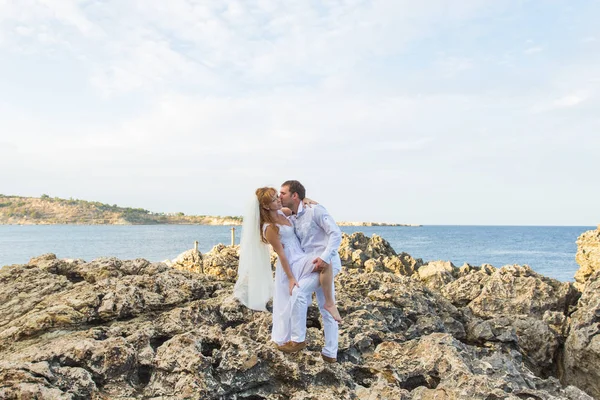 Sposi e sposi in riva al mare il giorno del loro matrimonio — Foto Stock