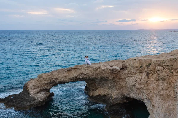 Mariés au bord de la mer le jour de leur mariage — Photo