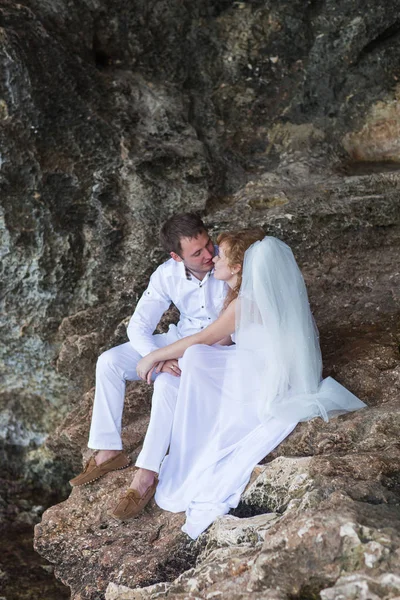 Noiva e noivo em seu dia de casamento — Fotografia de Stock