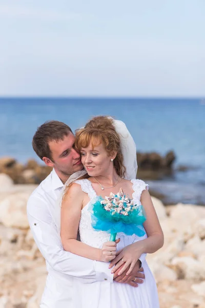 Casal feliz casamento na praia do mar — Fotografia de Stock