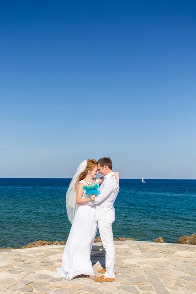 Щаслива весільна пара на морському пляжі — стокове фото