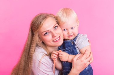 Annesi ile kızı birlikte mutlu portre çocuk, Aile