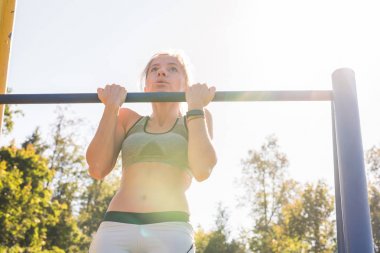 Uygun kadının pull-up yapması
