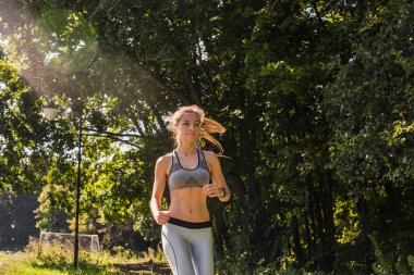 açık havada çalışan sağlıklı yaşam tarzı genç fitness kadın