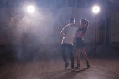 Genç çift Latin dans Bachata, merengue, salsa dans. Dans dersi iki zerafet poz