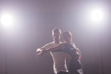 Yetenekli dansçılar konser ışık ve duman altında karanlık odada gerçekleştirme. Şehvetli çift bir sanatsal ve duygusal çağdaş dans performans