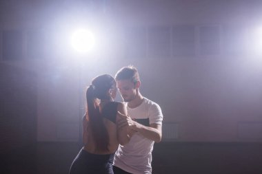 Genç çift dans sosyal danse kizomba veya bachata seviyorum.