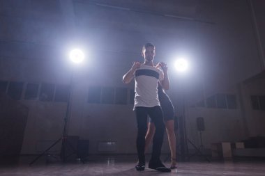 Genç çift Latin dans Bachata, merengue, salsa dans. Dans dersi iki zerafet poz