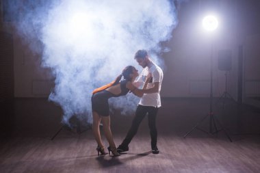 Genç çift Latin dans Bachata, merengue, salsa dans. Dans dersi iki zerafet poz