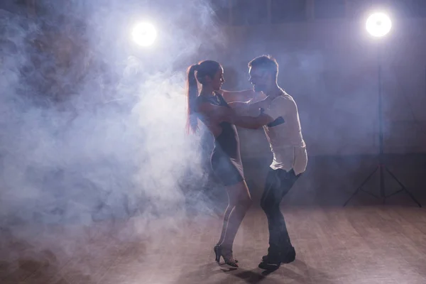 Ativo adultos felizes bachata dançando juntos na aula de dança — Fotografia de Stock