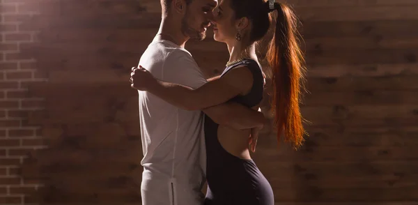 Young couple dancing latin dance Bachata, merengue, salsa. Two elegance pose in dance class — Stock Photo, Image