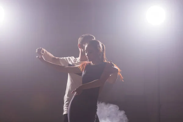 Joven pareja de amor bailando social danse kizomba o bachata . — Foto de Stock