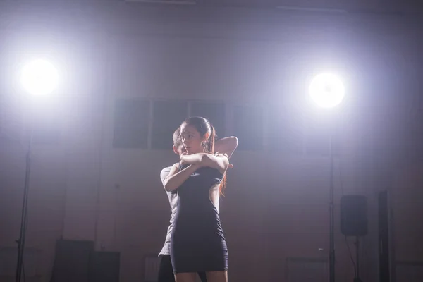 Activos adultos felices bailando bachata juntos en clase de baile — Foto de Stock