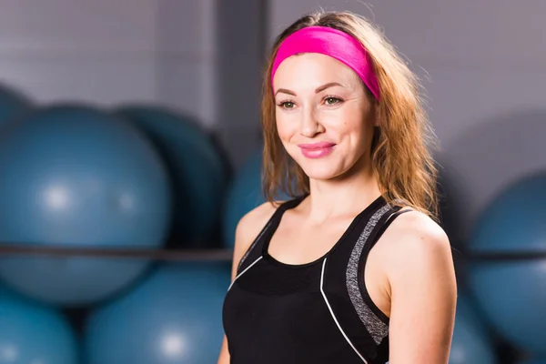 A tornaterem a fitness gyönyörű mosolygó nő portréja — Stock Fotó