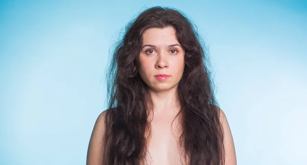 Retrato de bela mulher nua no fundo azul — Fotografia de Stock