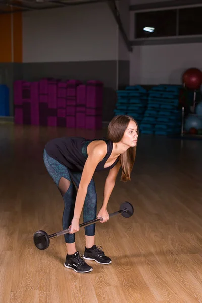 デッドリフトのジムで運動をして筋肉の若いフィットネス女性 — ストック写真