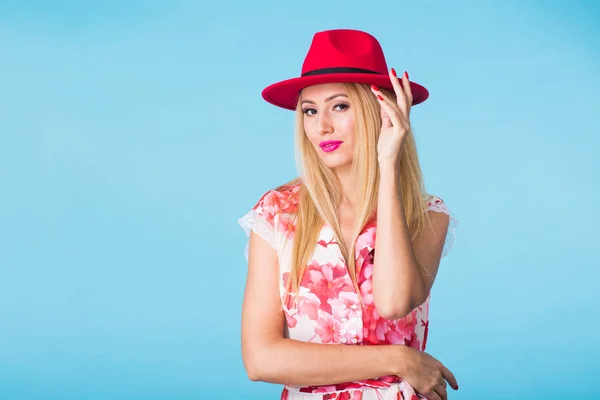 Mooie vrouw met lange rechte blond haar. Fotomodel poseren in studio op blauwe achtergrond met copyspace — Stockfoto