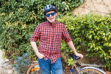 Adam bisiklet üzerinde kask ve gözlük kalmak içinde