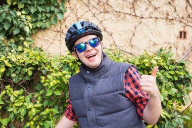 Yakışıklı beyaz öğrenci ile başparmak yukarı - kavramı kişi, eğitim ve yaşam tarzı hakkında