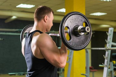 Yakışıklı güç halter atletik adamla. Altı paket, mükemmel abs, omuzlar, pazı, triceps ve göğüs ile güçlü vücut geliştirmeci