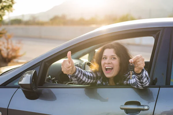 Schöne junge glückliche Frau mit Autoschlüssel — Stockfoto