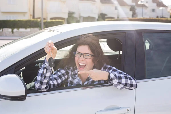 Glückliche Autofahrerin hält Autoschlüssel in ihrem neuen Auto — Stockfoto