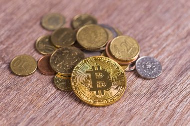 Farklı ülkelerin sikkelerinde Bitcoin. Dijital ödeme sistemi. Dijital para Kripto para dijital siber bitcoin çiftlikte