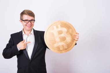 mutlu bir adam tutarak büyük bitcoin