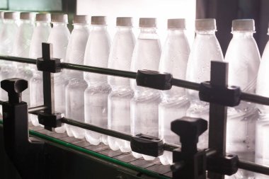 Fabrika - satır işleme ve saf kaynak suyu küçük şişeleri şişeleme şişeleme su su
