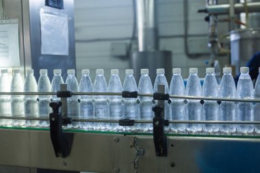 Fabrika - satır işleme ve saf kaynak suyu küçük şişeleri şişeleme şişeleme su su