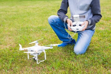 Ufa, Rusya Federasyonu. -6 Haziran 2016: uçan veya uzaktan kumanda doğada Hovering çalışma dron dostum