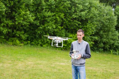 Ufa, Rusya Federasyonu. -6 Haziran 2016: uçan veya uzaktan kumanda doğada Hovering çalışma dron dostum