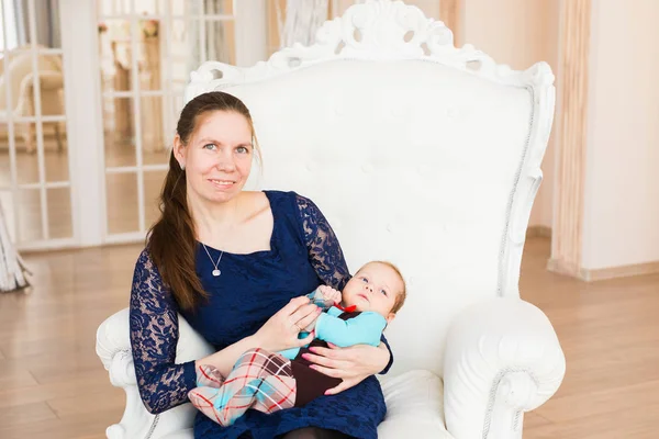Retrato de madre joven con lindo bebé en casa — Foto de Stock