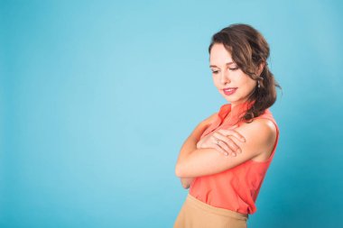 güzel mutlu gülümseyen genç kız üzerinde mavi arka plan ile boşaltmak