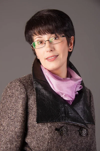 zarif orta yaşlı kadın stüdyoda poz