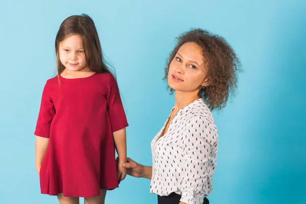 Feliz familia amorosa. Madre e hija jugando, besándose y abrazándose — Foto de Stock