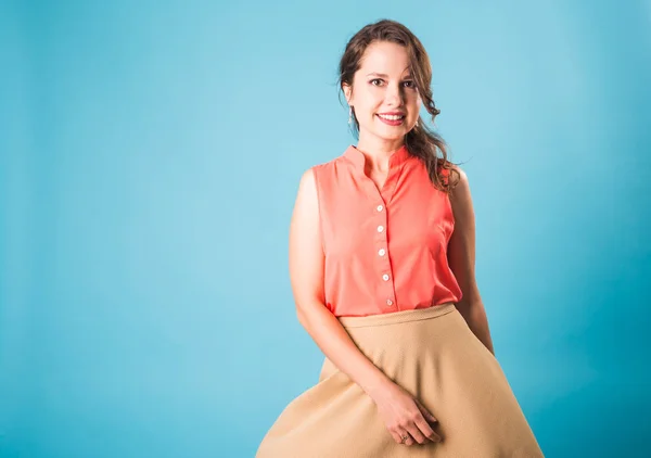 Bela feliz sorrindo menina adolescente sobre fundo azul com copyspace — Fotografia de Stock