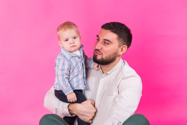 Feliz retrato del padre y el hijo sobre fondo rosa. En el estudio — Foto de Stock