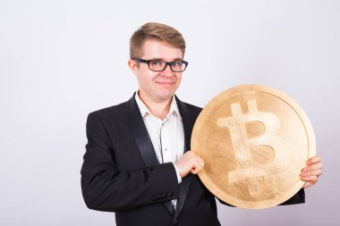 Sanal cryptocurrency dijital sembolü bir adam elinde altın Bitcoin.