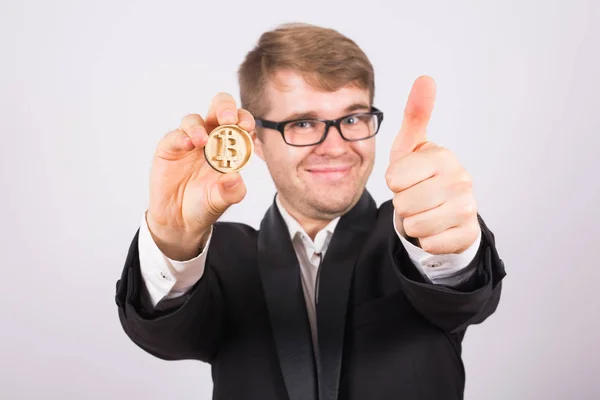 Hombre feliz sosteniendo bitcoin grande y mostrando los pulgares hacia arriba — Foto de Stock