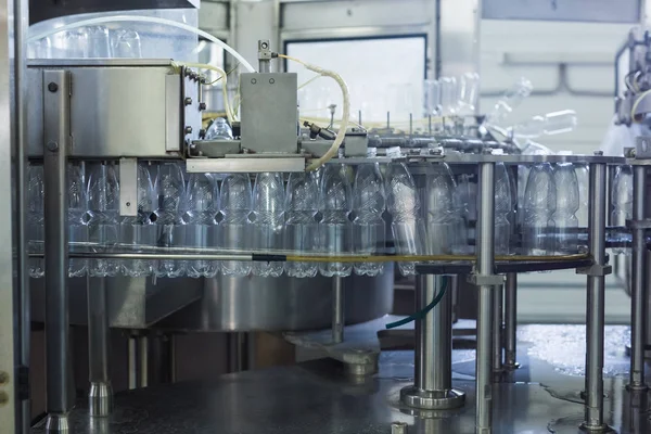 Primer plano de las botellas de agua mineral en bruto y líneas — Foto de Stock