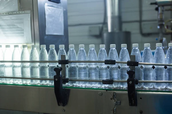 Fabrika - satır işleme ve saf kaynak suyu küçük şişeleri şişeleme şişeleme su su