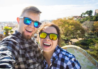 Çift selfie portre ile smartphone Park Guell, Barselona, İspanya, yapım mutlu seyahat. Güzel genç çift kamera ile akıllı telefon aşık gülümseyen fotoğrafı çekmek