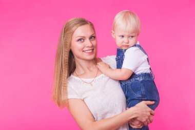 Tuhaf ailenin pembe bir arka plan üzerinde. Anne ve kızı kızı. Anne ve çocuk eğleniyor musun.