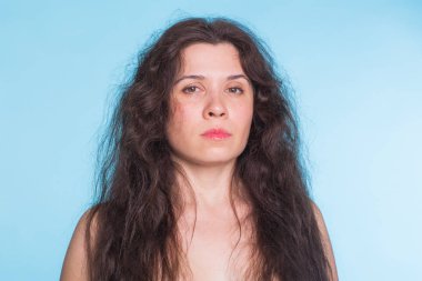 Mavi zemin üzerine kıvırcık saçlı seksi çıplak kadın portresi