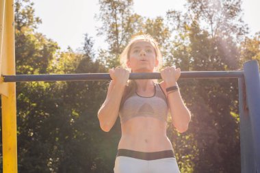 Uygun kadının pull-up yapması