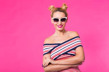 Güzellik moda komik modeli kız güneş gözlüğü takıyor şaşırttı. Olumlu duyguları ifade etme, gülümse. Güzel bir kadınla boşaltmak