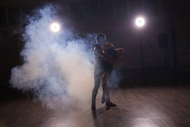 Aktif mutlu yetişkinler dans sınıfında birlikte dans ediyorlar.